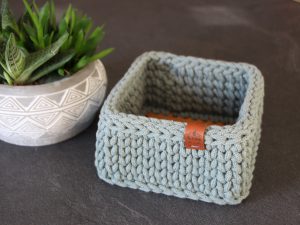 ADELIE Taille S - Petit panier carré crocheté en coton recyclé (17 cm x 17 cm), 18 coloris au choix