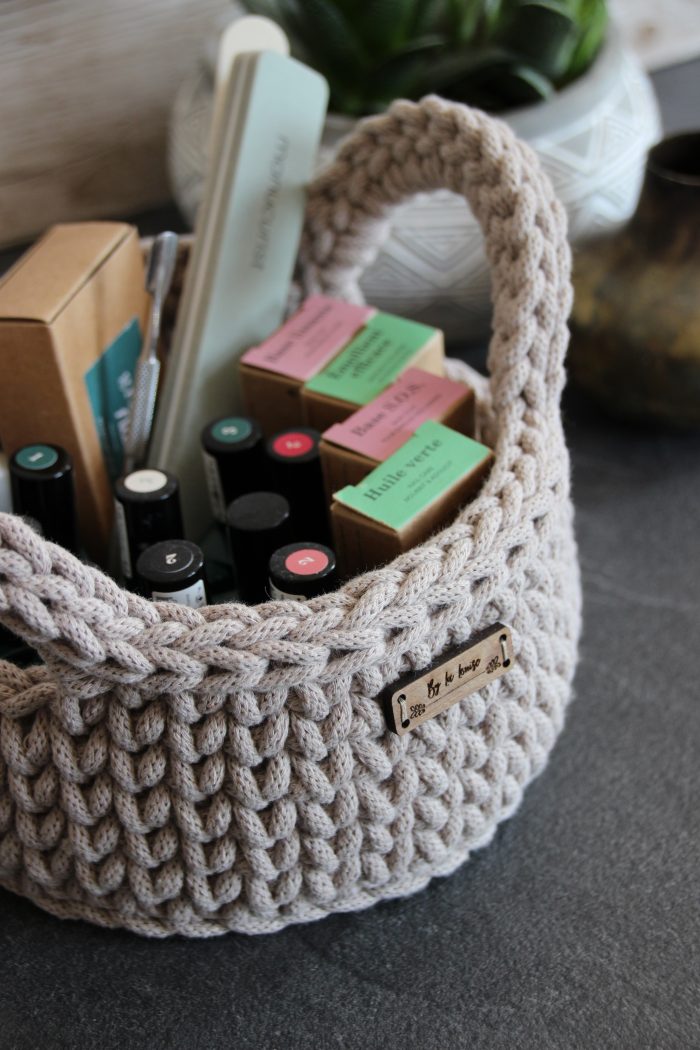 petit panier rond à anses pour ranger des vernis à ongles