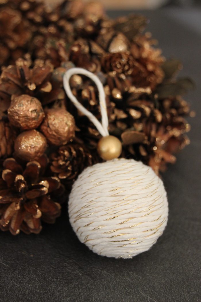 boule de noel blanc et doré