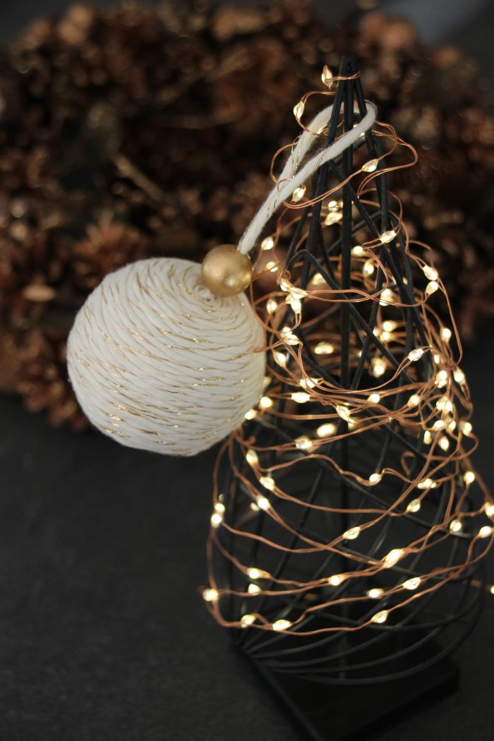 boule de noel pour un sapin blanc et doré